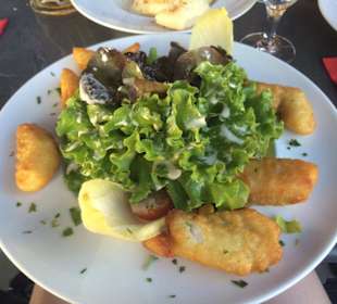 Salat mit Fischknusperle