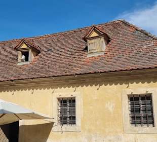 Nebengebäude Einlass