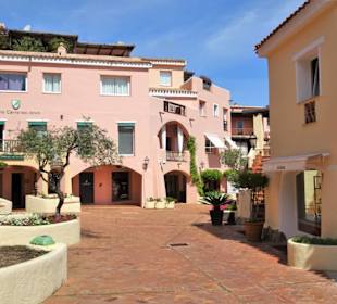 Rundgang durch die Einkaufspassage Piazetta