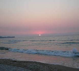 Plaża hotelowa o zachodzie słońca