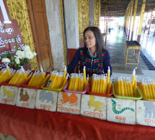 Vor dem Eingang werden Kerzen verkauft