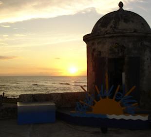 Sonnenuntergang ueber der Stadtmauer