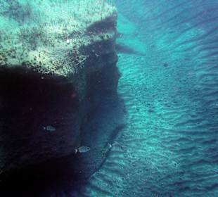 Unterwasserfelsen am Kamari Strand