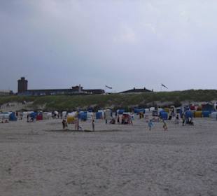 Blick vom Strand auf alten Wasserturm