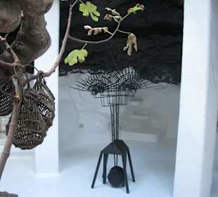 Skulptur im gelben Raum