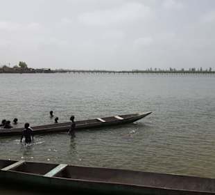 Flacher Wasserspiegel zwischen den Brücken