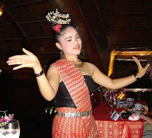 Eine der Tänzerinnen auf der Loy Nava