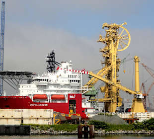 Vorbeifahrt an einem Seekabelverleger