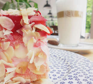 Latte Macchiato und Erdbeertorte