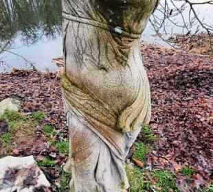 Einige Statuen auf dem Weg