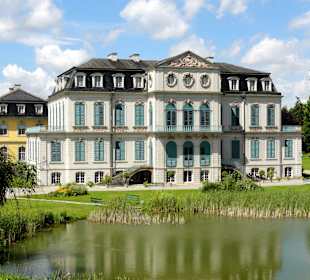 Parkseite des Schlosses mit Teich