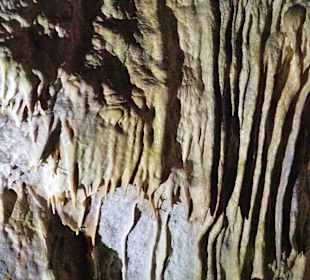 Tropfsteinkaskaden an den Wänden