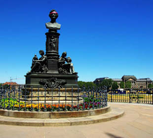 Denkmal mit vielen tollen Blumen