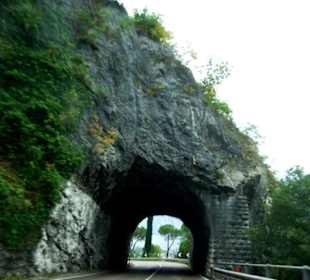 Durch Felsen hindurch