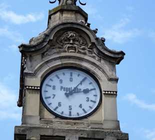 Die Pegeluhr am Düsseldorfer Rheinufer