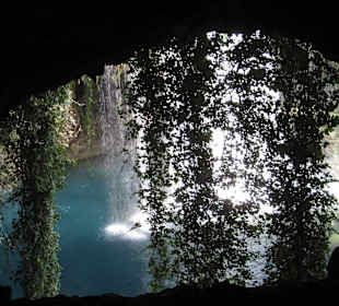 Blick vom Stollen hinter dem Wasserfall