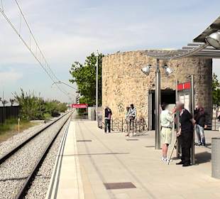 Antiker Wachturm im Bahnhof Santa Susanna