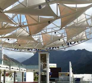 Futuristisches Einkaufszentrum