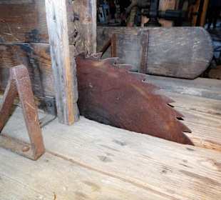 Rundgang durch die Spalthütte des Schieferbruches