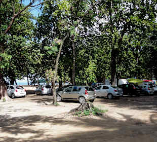 Der zentrale Parkplatz an der Plage de Grande Anse