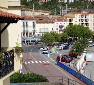 Die Durchgangsstraße vor der Altstadt von Cerbère