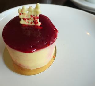 Weiße Schokoladen-Törtchen mit Himbeerkern