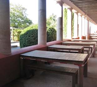 In der Herberge / rechts liegen die Räumlichkeiten