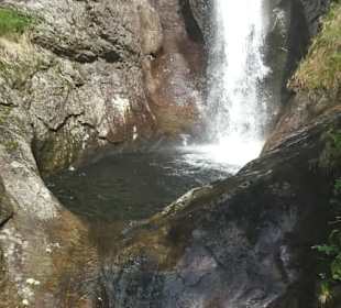 Wanderung zu wilden Bächen und hohen Wasserfällen