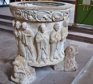 Das Taufbecken der Kirche St. Sixtus und Sinicius