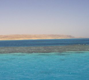 Türkisblaues Meer, bunte Riffe, weißer Sand