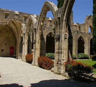 Kreuzgang mit Spitzbögen