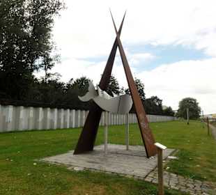 Die Skulptur Sehnsuchtswesen an der Weser