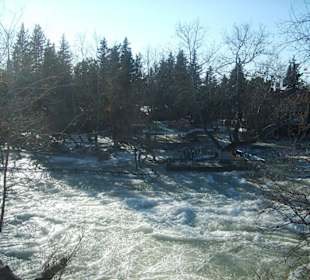 Wasserfälle haben Aussichtsplattform überschwemmt