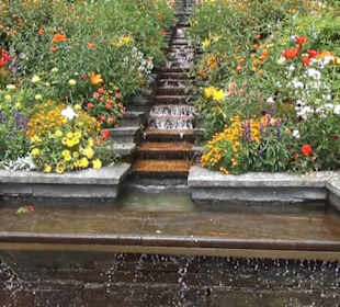 Italienische Blumen-Wassertreppe