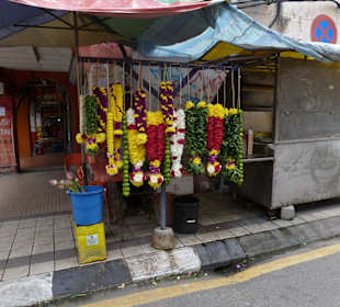 Blütenketten werden vor dem Tempel angeboten