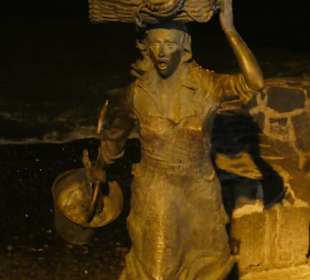 Die Bronzefigur der Fischhändlerin am Hafen