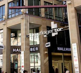 "Mann lädt zum Einkaufsbummel ein"