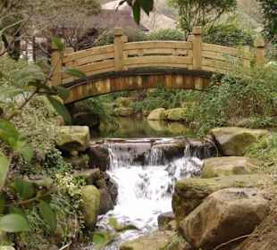Schöner Wasserlauf mit Brücke