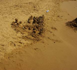 Kunstwerke am Strand