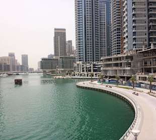 Weg über Brücke zur Mall