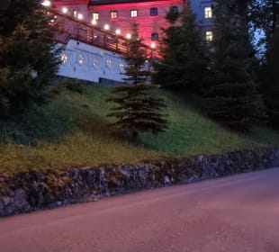 Auf dem Weg von der Badestelle an der Burg entlang