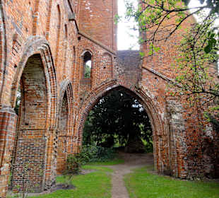 Spaziergang durch die Mauerreste des Klosters
