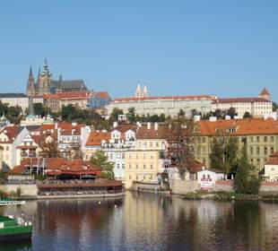 Blick von der Karlsbrücke auf die Burg