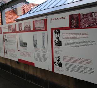 Hinweistafeln in der Wartezone