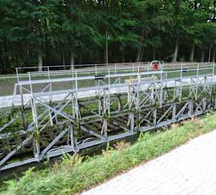 Auf diesen Wagen werden die Schiffe transportiert