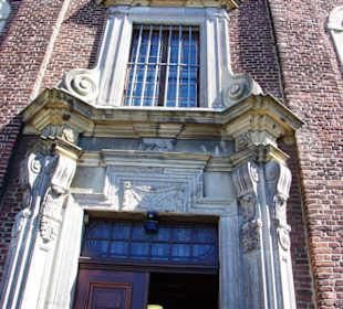 Gegenüber der Lambertuskirche