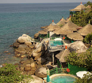 Vorbei an den Bamboo Huts