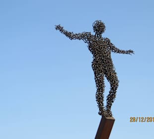 Figur auf dem Weg zum Strand