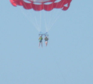 Parasailing am Strand