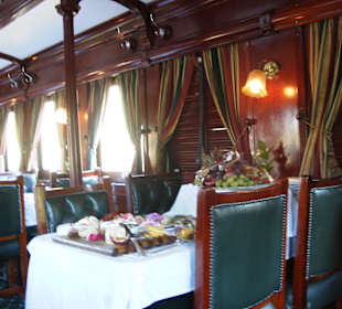 Frühstück im Speisewagen